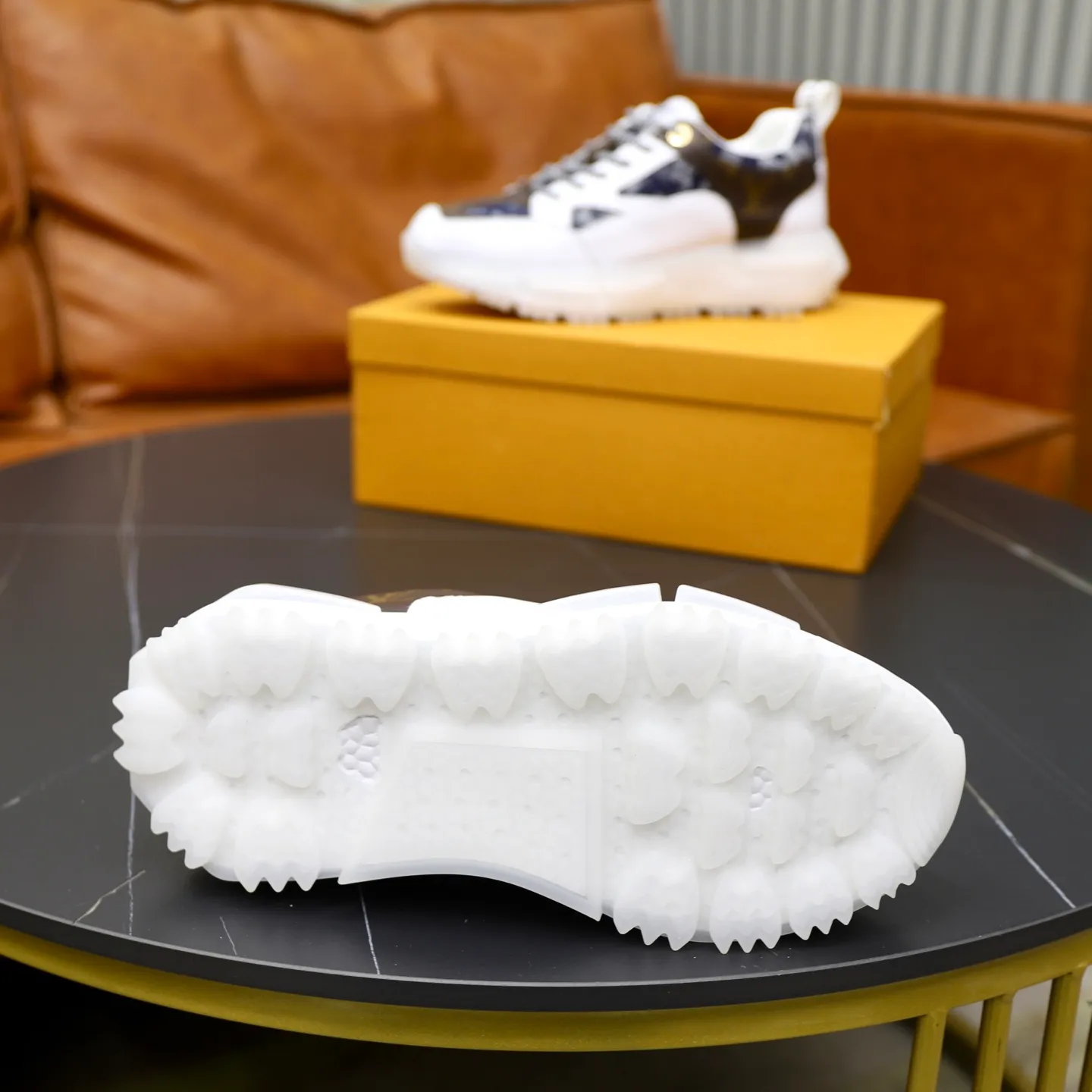 Ex-factory price: 462💰🙅‍♂️🙅‍♂️🙅‍♂️ Brand: LV Louis Vuitton Standard code: 38-44 (45 customized) Grade: Same as the official website Material: Original material splicing Comfortable and breathable lining Lightweight and wear-resistant sports outsole Style category: Men's fashionable casual shoes Running sneakers Distinguished luxury brand elements Top luxury Color: actual picture color